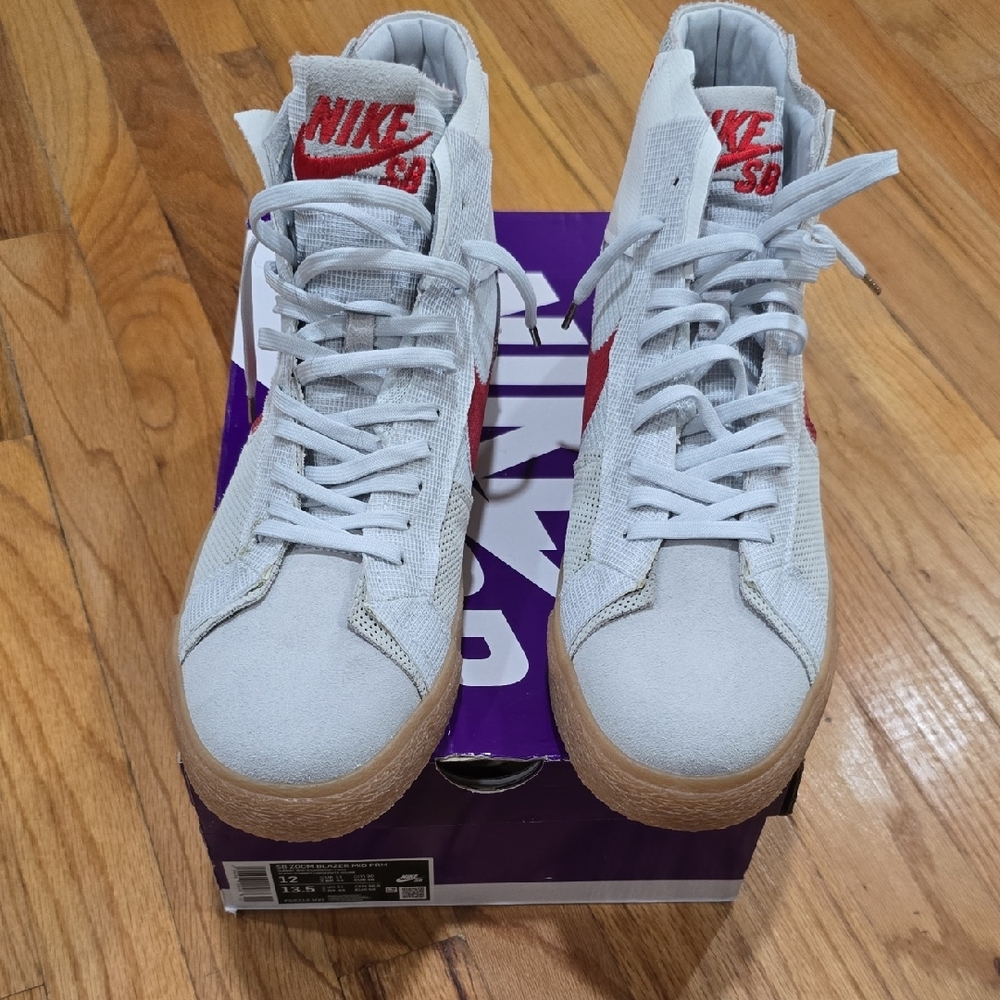 Nike SB High-Tops in White and Red